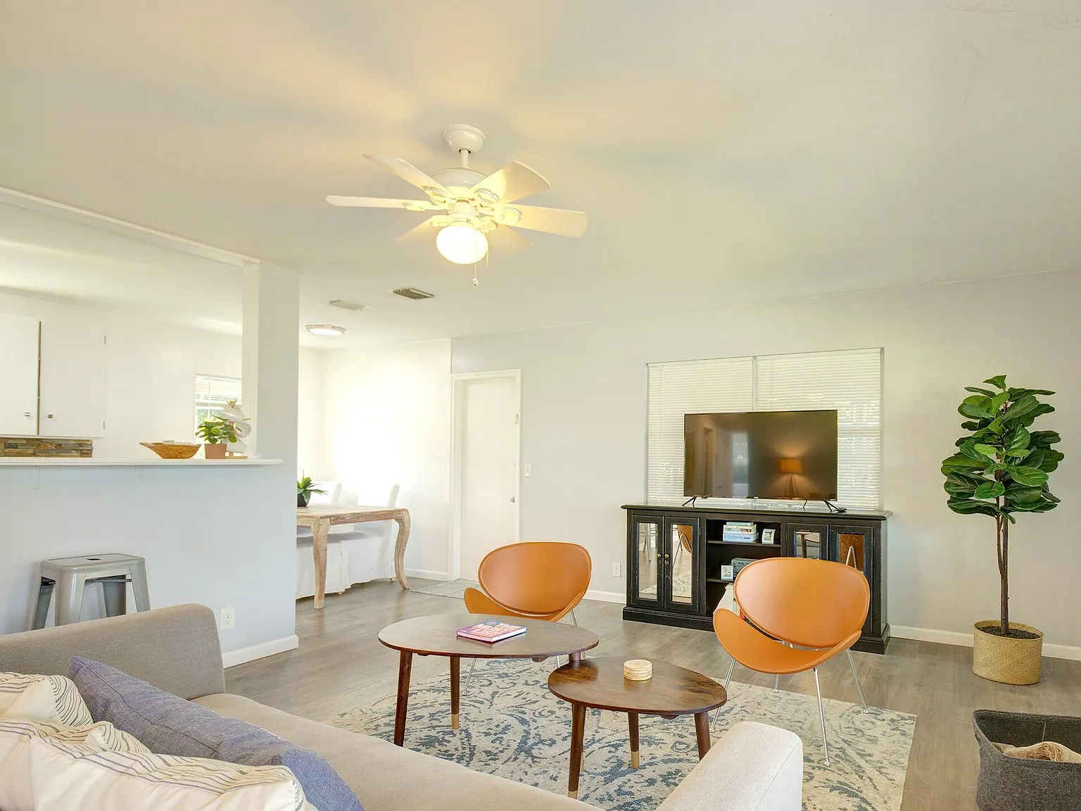 2 bed, 1.0 bath, 975 sqft, $2,350 — Photo 3
