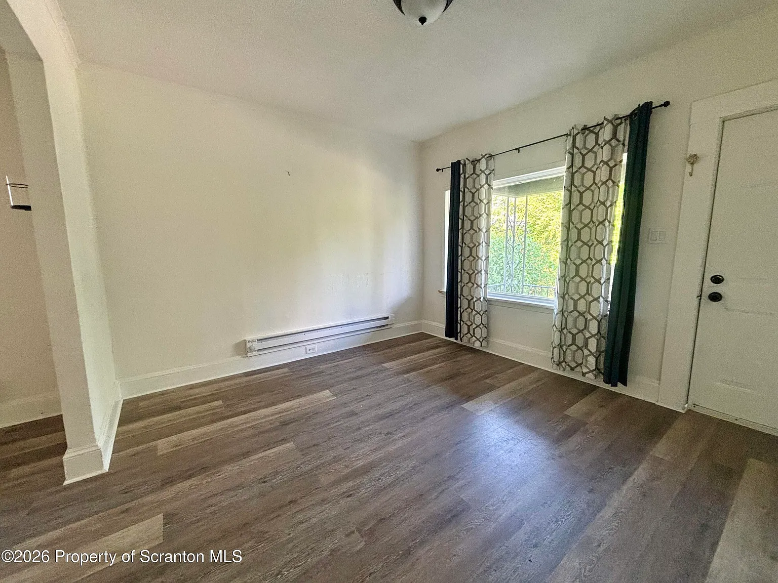 1 bed, 1.0 bath, 380 sqft, $800 — Photo 2