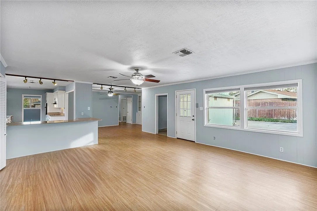3 bed, 2.0 bath, 1992 sqft, $2,200 — Photo 3