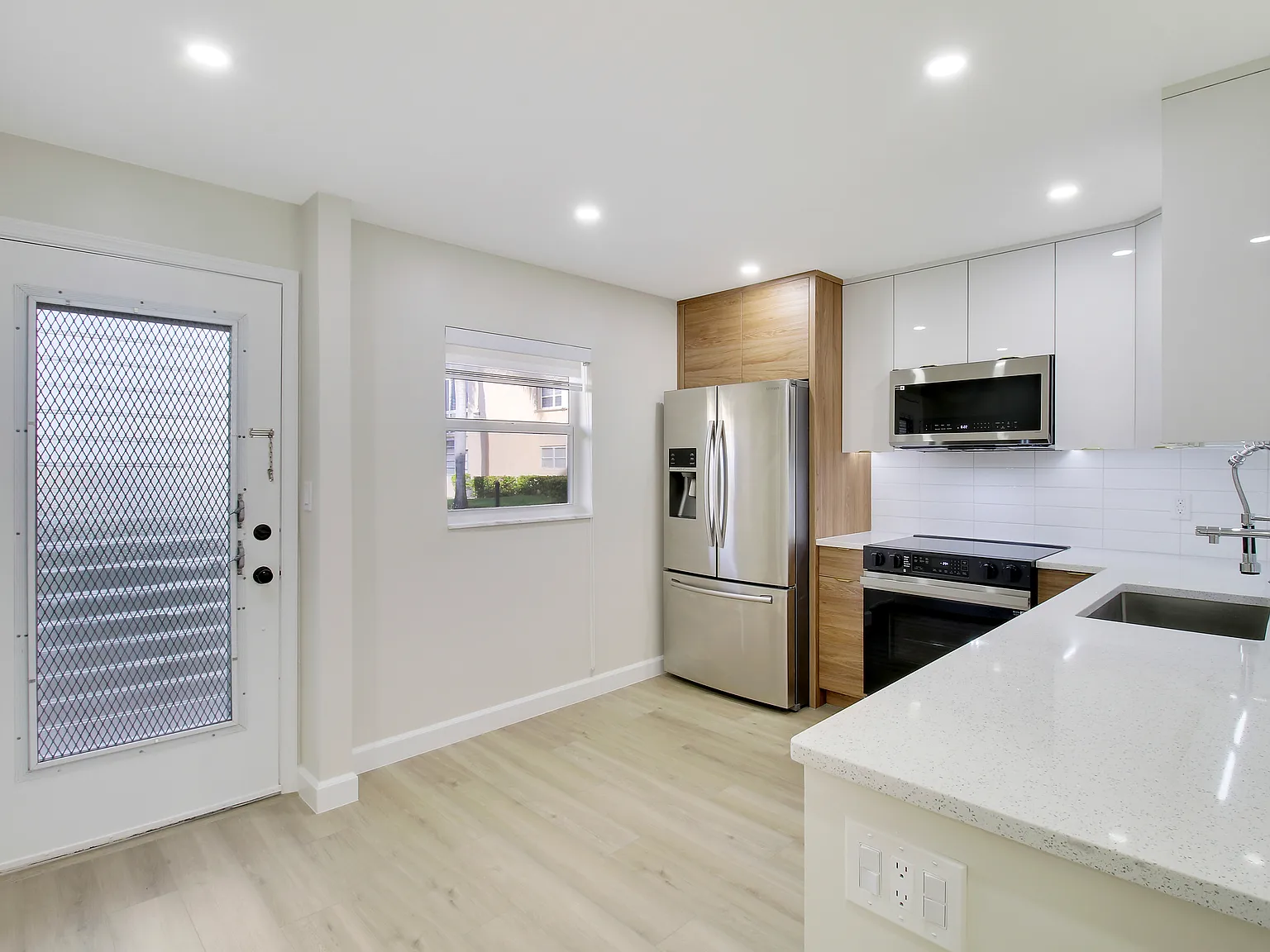 300 NE 26th Ave — Photo 3
