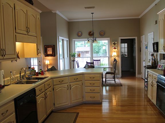 Kitchen/ Breakfast Nook