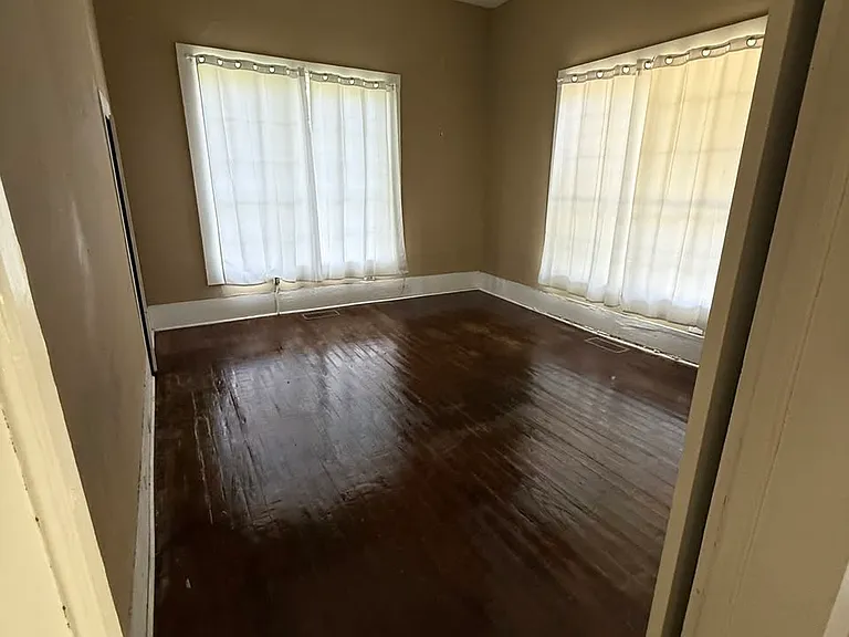 214 Yeates St — Photo 11