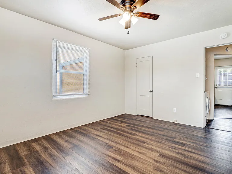 Updated, Spacious, 2 bedroom End Unit w/ Garage & Yard Close to UNM — Photo 8