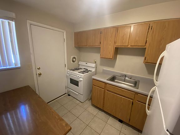 2nd image of 8 Marvin Gdns APT A