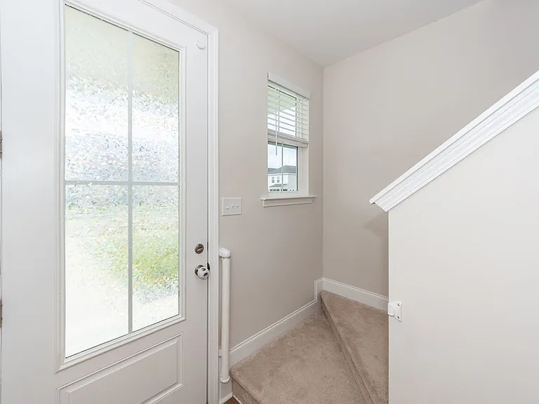 121 Hawthorne Landing Dr — Photo 3