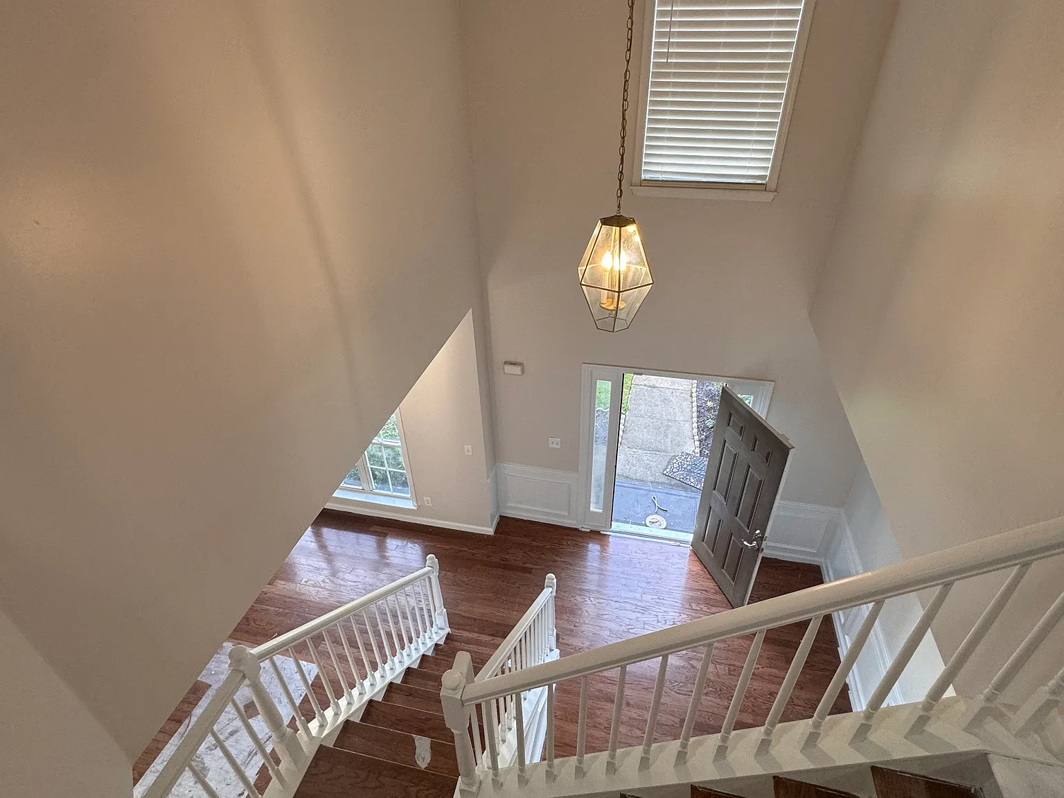 4 bed, 2.5 bath, 2328 sqft, $2,490 — Photo 4