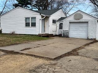 230 Winona Dr, Machesney Park, IL 61115