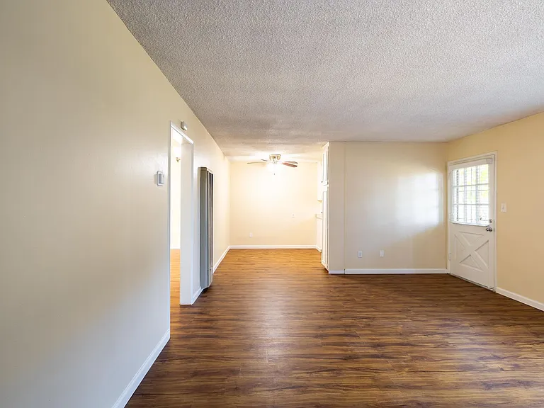 Sleepy Hollow Apartments — Photo 18