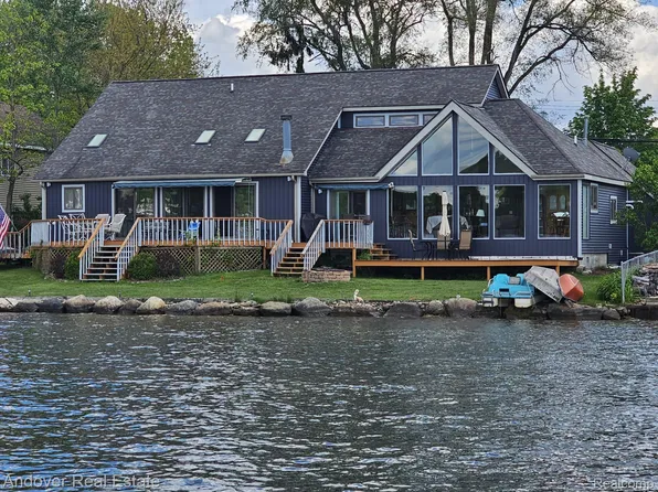 2501 Davista Dr, Highland, MI 48356