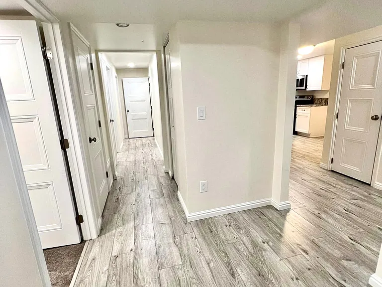 2384 E Catalina Dr — Photo 2