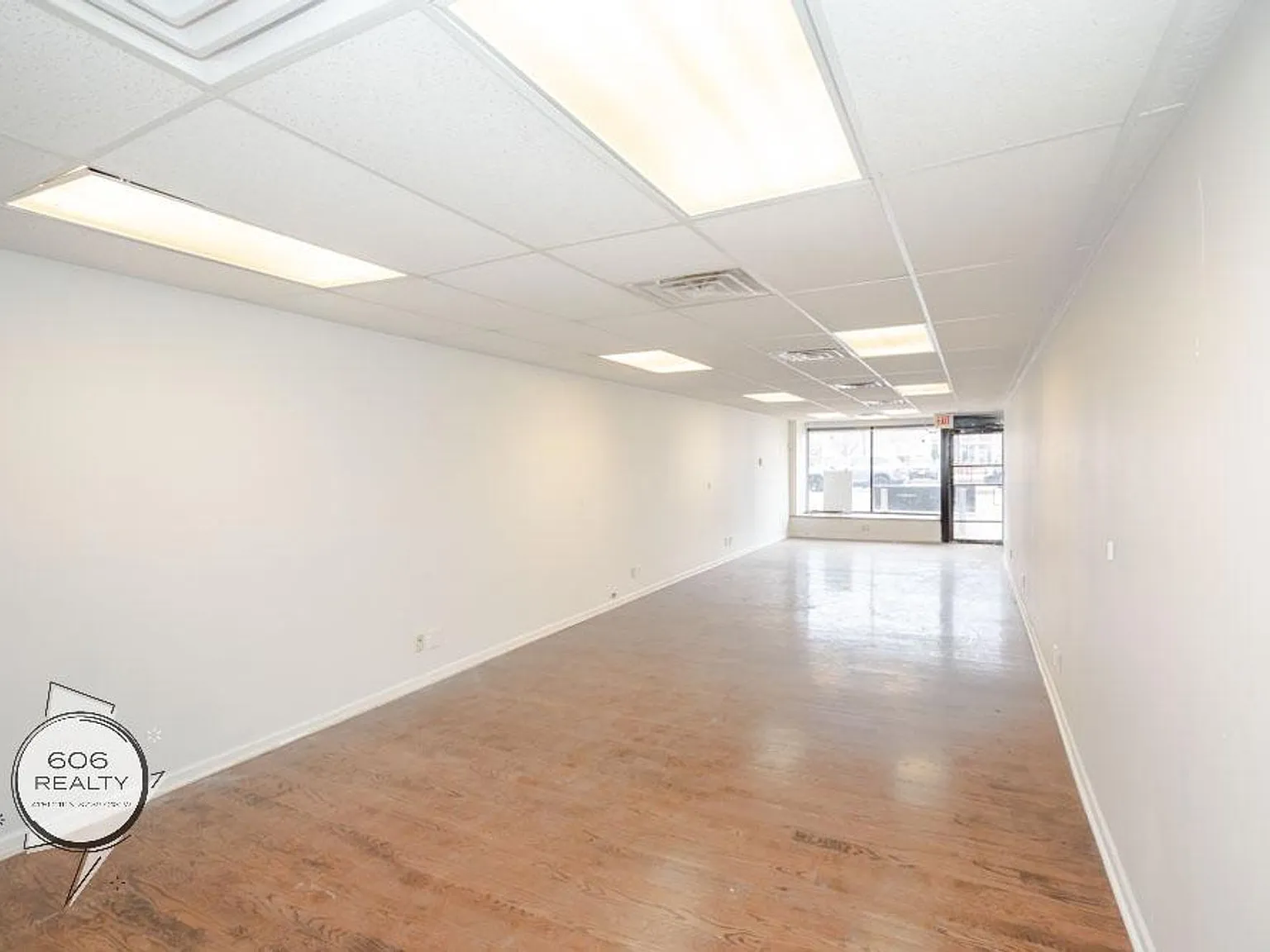 Spacious Apartments in Beverly! — Photo 2