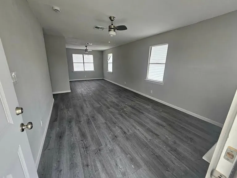 2819 SW 42nd St — Photo 5