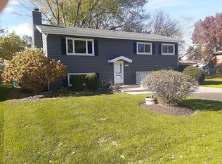 5507 W Lake Shore Dr, Oakwood Hills, IL 60013