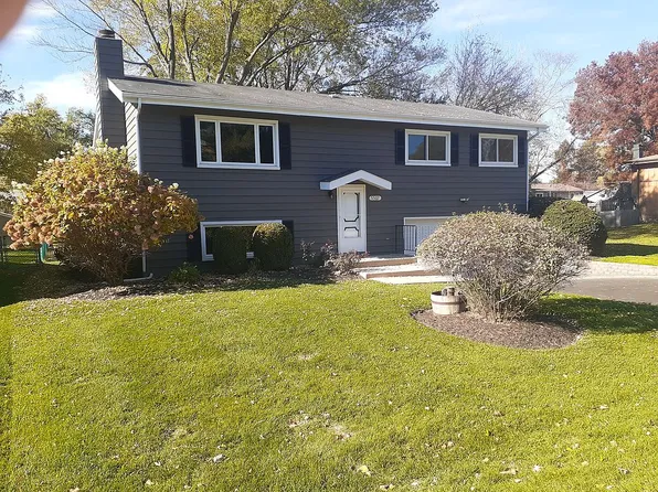 5507 W Lake Shore Dr, Oakwood Hills, IL 60013