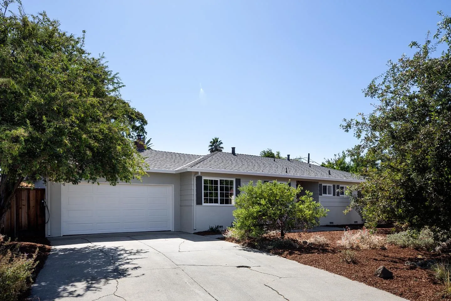 385 Lawndale Ave photo 1