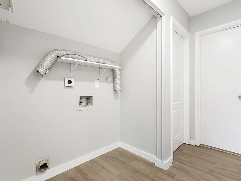 6710 Windsor Holw — Photo 21