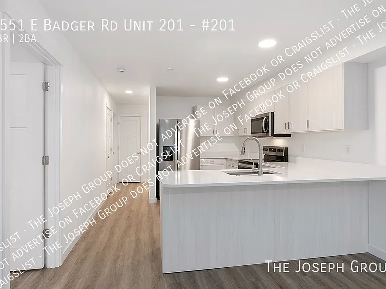 Town's Edge Apartments - 1555 E Badger Rd — Photo 10
