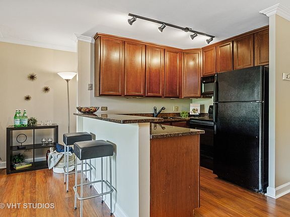 4th image of 5810 Oakwood Dr Unit 1E