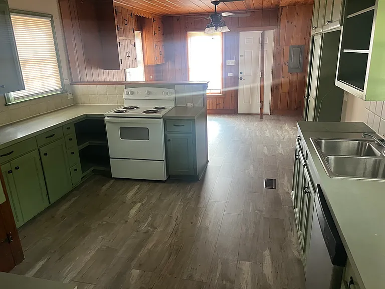 1917 W Evergreen St — Photo 2