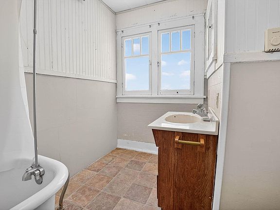 4th image of 810 W 2nd St