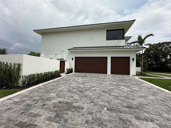 2nd image of 2501 NE 27th Avenue