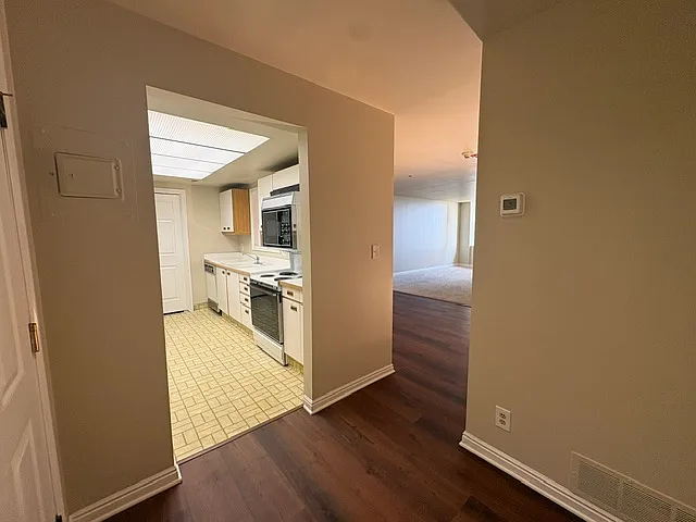 48 W Broadway — Photo 9