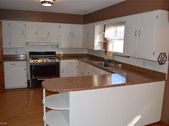 5th image of 925 Robinson Ave