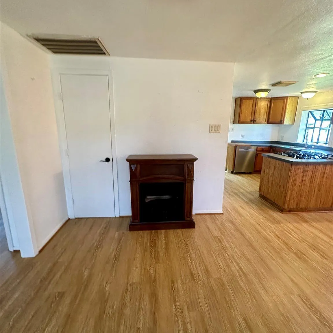 2 bed, 1.0 bath, 790 sqft, $1,600 — Photo 4