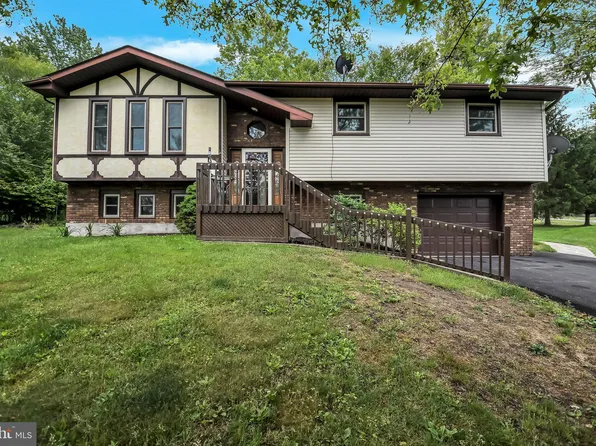 218 Ryan Hill Rd, Lake Ariel, PA 18436