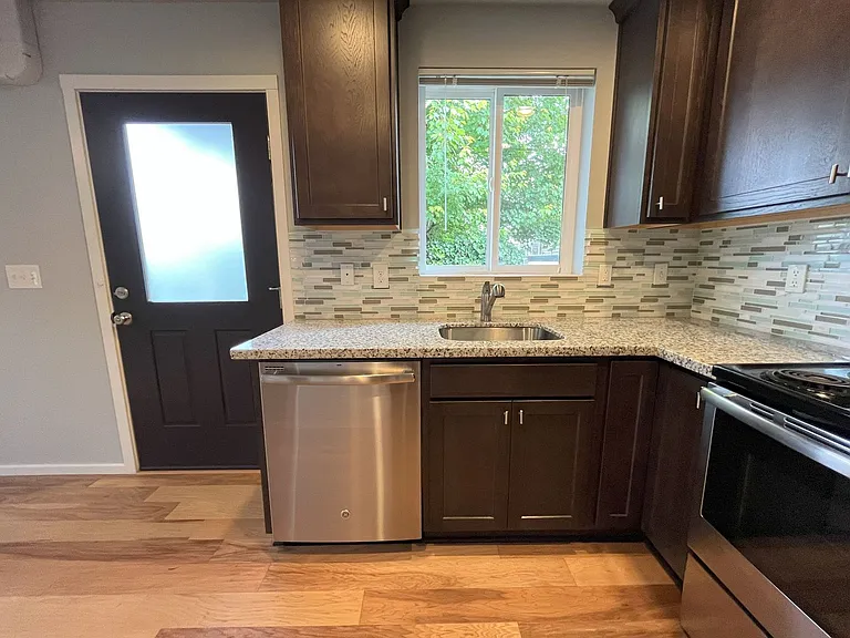 Charming SE Bungalow 3 Bed 2 Bathroom with Washer & Dryer — Photo 9