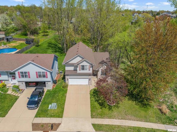 6135 Hillandale Rd, Davenport, IA 52806