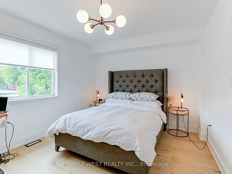 12 Grogan Mews — Photo 10