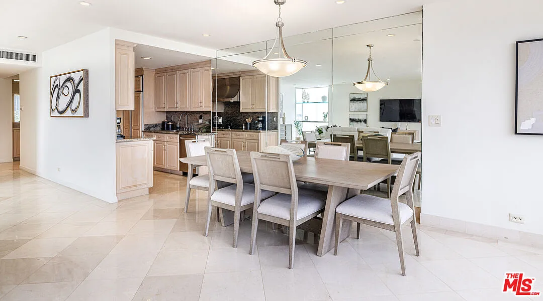 2 bed, 2.0 bath, 1600 sqft, $7,700 — Photo 4