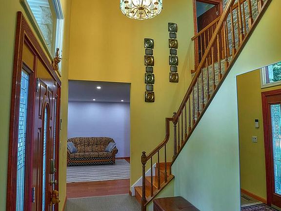 5th image of 905 Pebble Ln