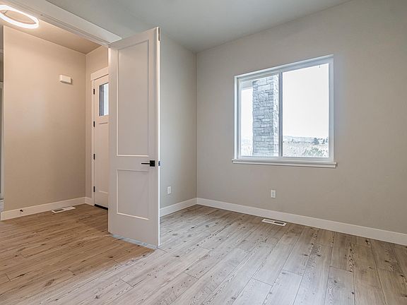 4th image of 376 Aiguille Dr