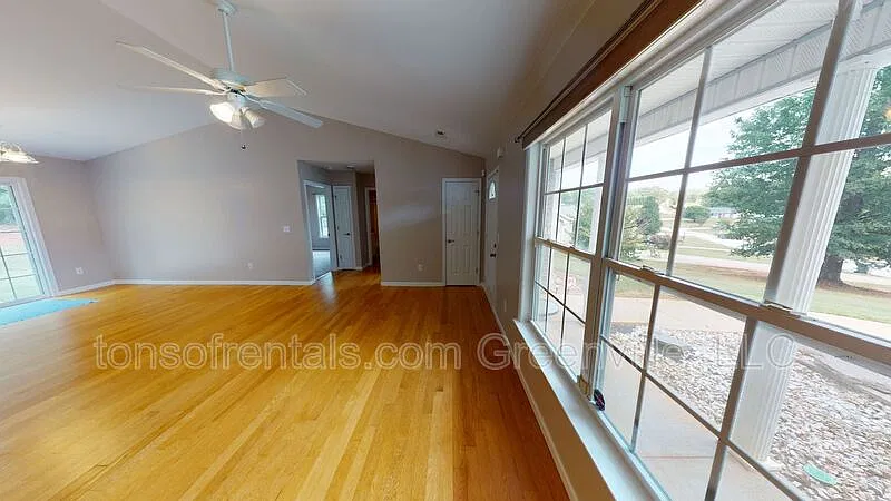 3 bed, 2.0 bath, 1492 sqft, $1,350 — Photo 3