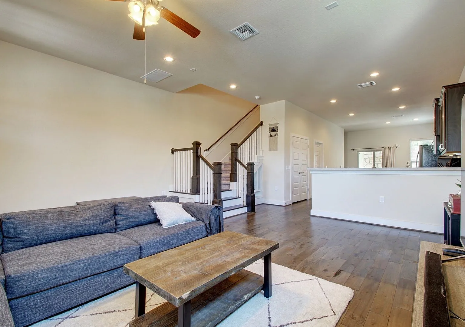 Beautiful 4 bedroom/2.5 bath, available early August! — Photo 1