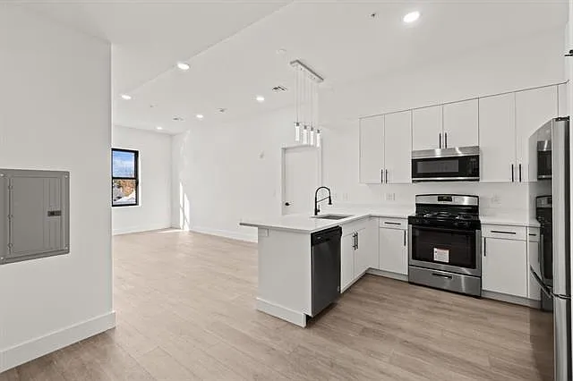 425-429 Avenue C404 — Photo 5