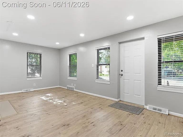 404 La Plaza Ct — Photo 3
