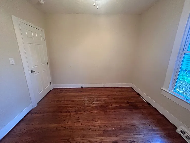 1506 Charlton St — Photo 16
