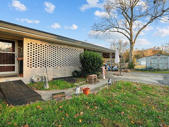 5th image of 141 S Emerald Dr