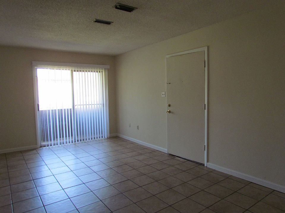 1st image of 4114 Oak Dr APT 2