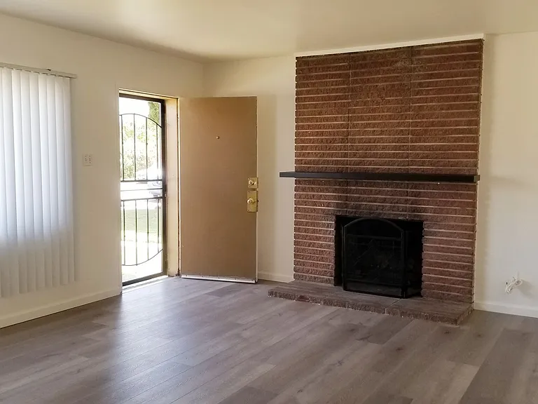 140 E Pearl St — Photo 3