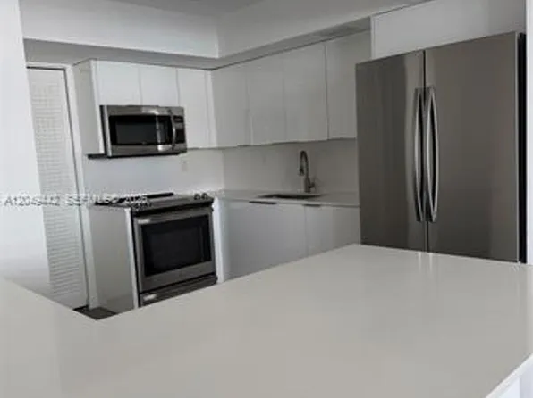 1420 Brickell Bay Dr, Miami, FL