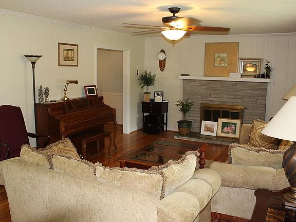 2nd image of 303 Honeysuckle Ln