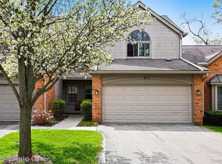 817 Woodridge Hills Dr, Brighton, MI 48116