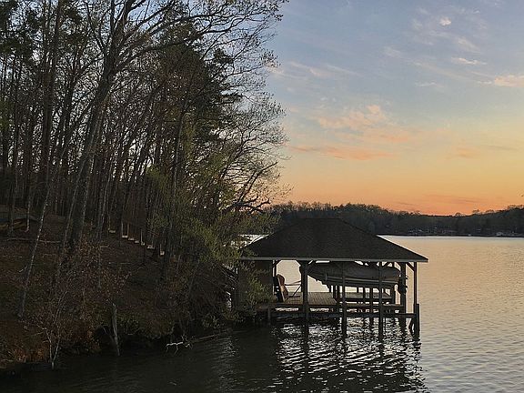 Boat dock with double slips