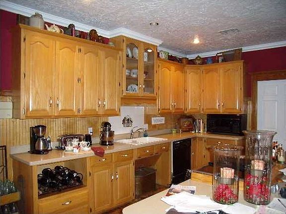 Gourmet kitchen with Italian stone countetops, pantry and split brick floors