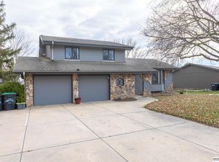 1009 Skyline Dr, Elkhorn, NE 68022