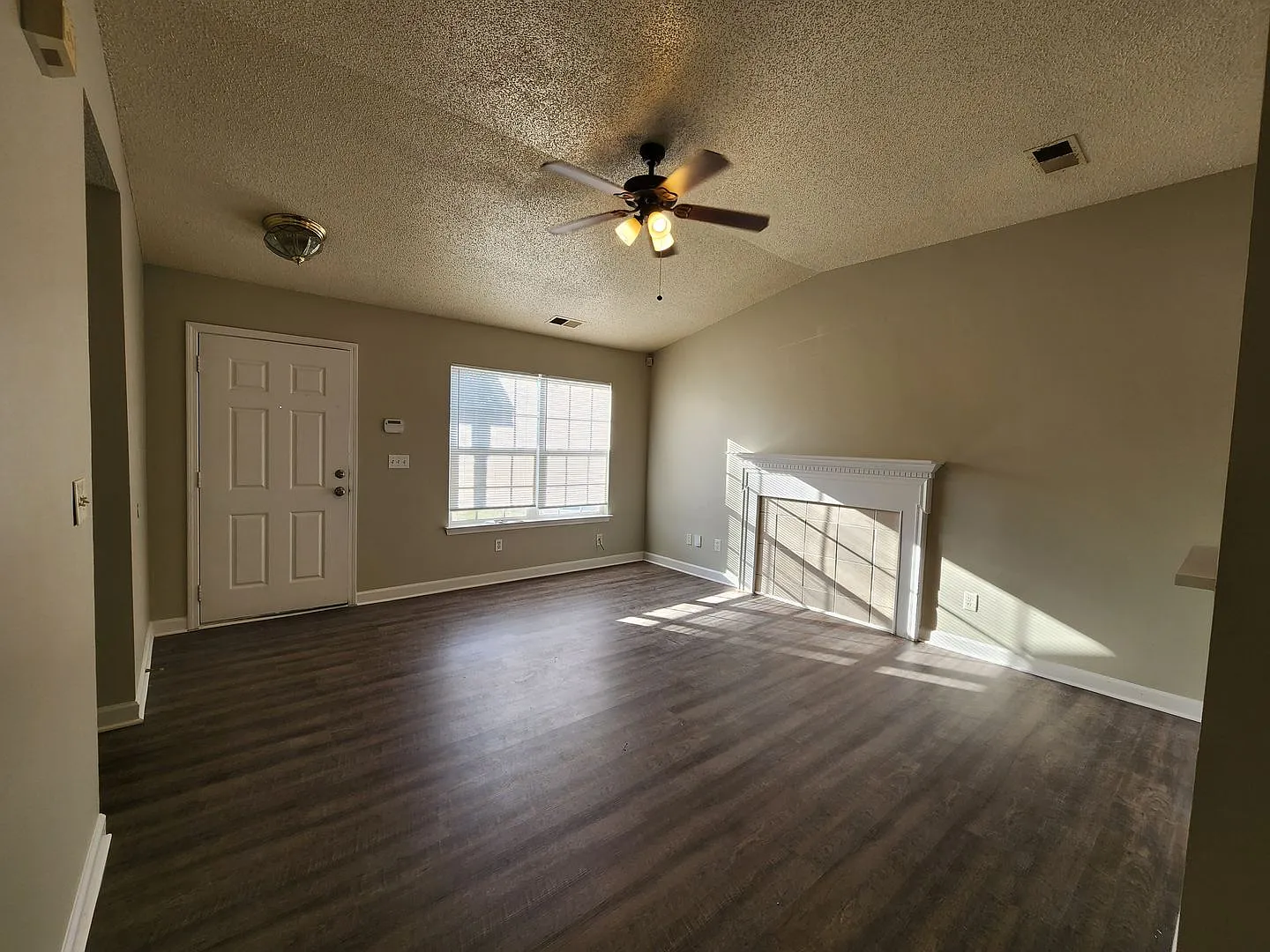 3 Bedroom Home Near University Area — Photo 3